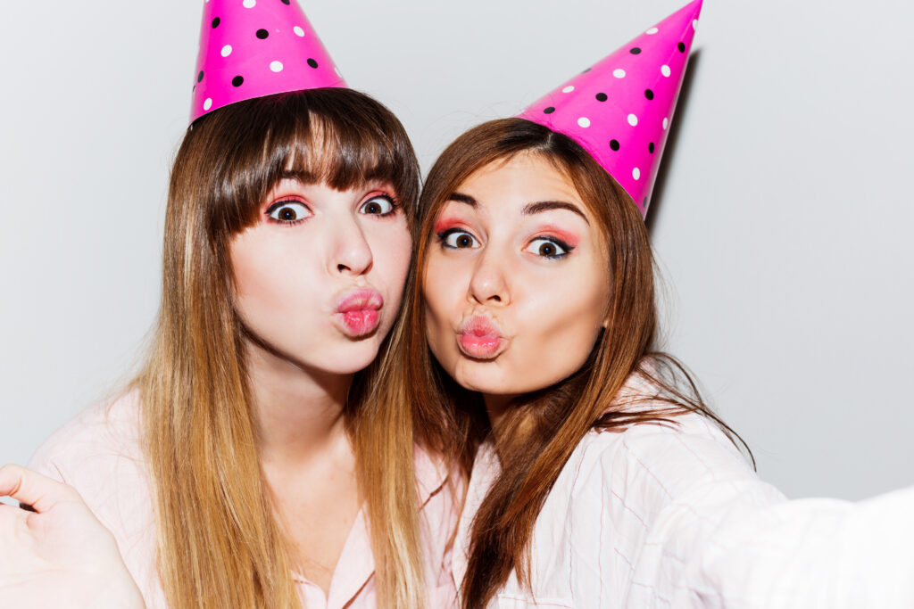 photos femmes avec accessoires devant photobooth